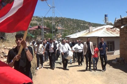 Silahsız, konvoysuz, geleneksel kutlama