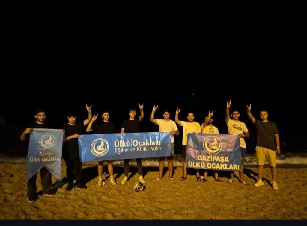 Gazipaşa ve Alanya Ülkü Ocakları Arasında Plaj Futbolu Etkinliği Düzenlendi