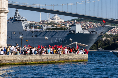 İstanbul Boğazı’nda görkemli geçit