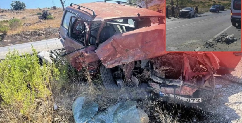 Antalya’da Otomobiller Kafa Kafaya Çarpıştı: 1’i Ağır 6 Yaralı
