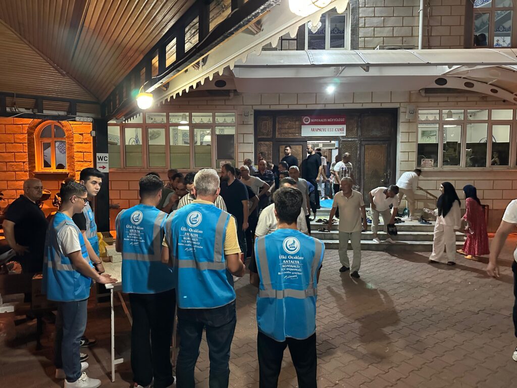 Konyaaltı Ülkü Ocakları’ndan Mevlid Kandili’nde Anlamlı İkram