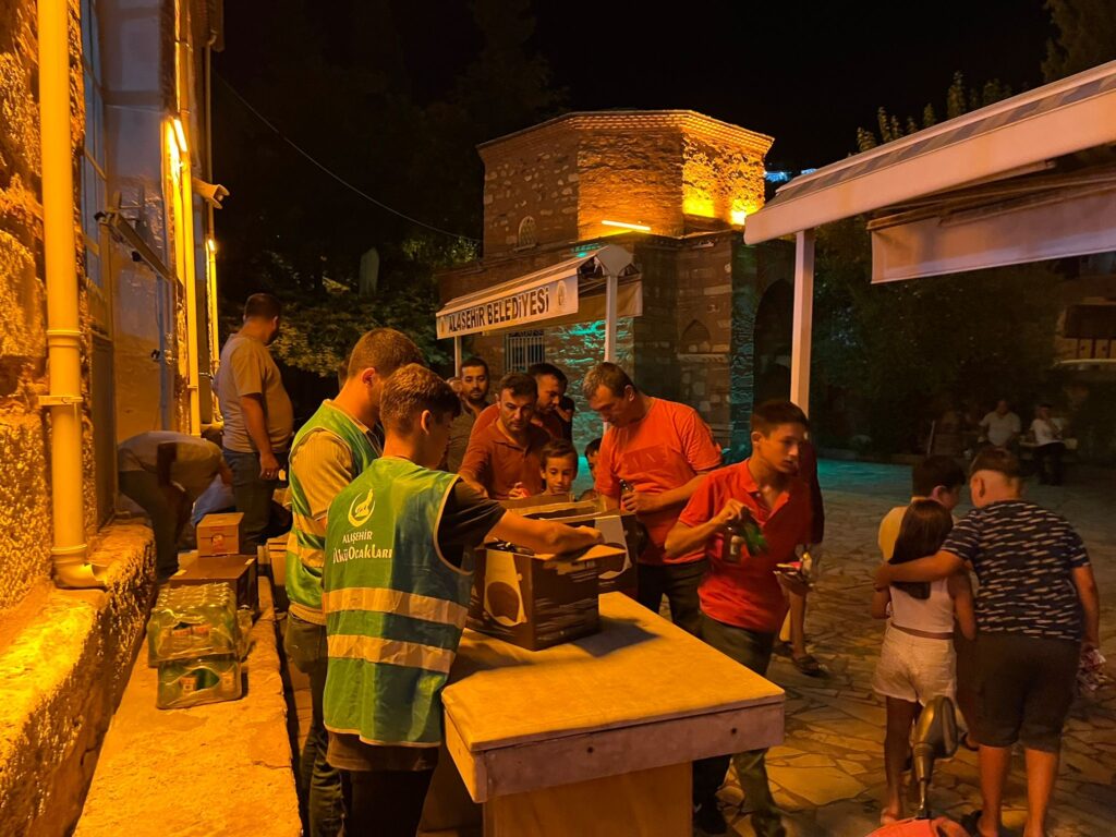 Alaşehir Ülkü Ocakları’ndan Mevlid Kandili’nde Anlamlı İkram