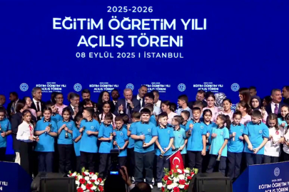 Yeni dönem açılışında ‘Maarif’ mesajı… Zilleri öğrencilerle birlikte çaldı