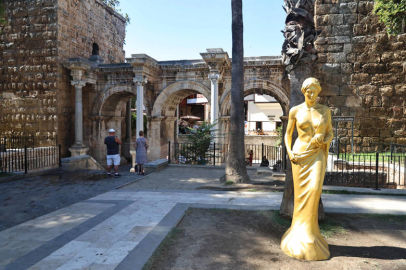 Antalya’da ‘Venüs’ heykelleri kenti süslemeye başladı