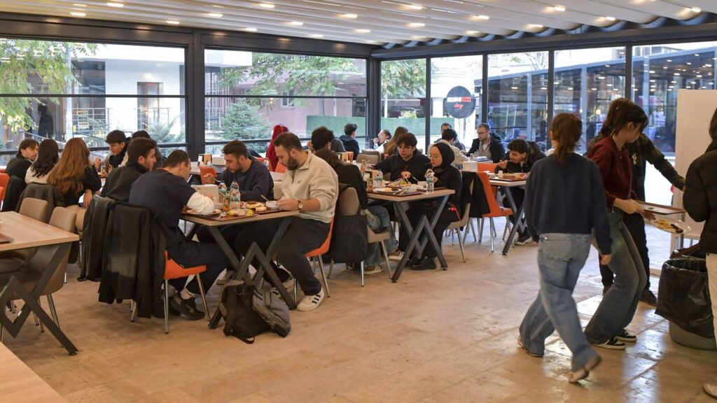 ABB “Gençlik sofraları”na bir yenisini daha ekledi, Anıttepe Gençlik Sofrası hizmete açıldı. – Birlik Haber Ajansı