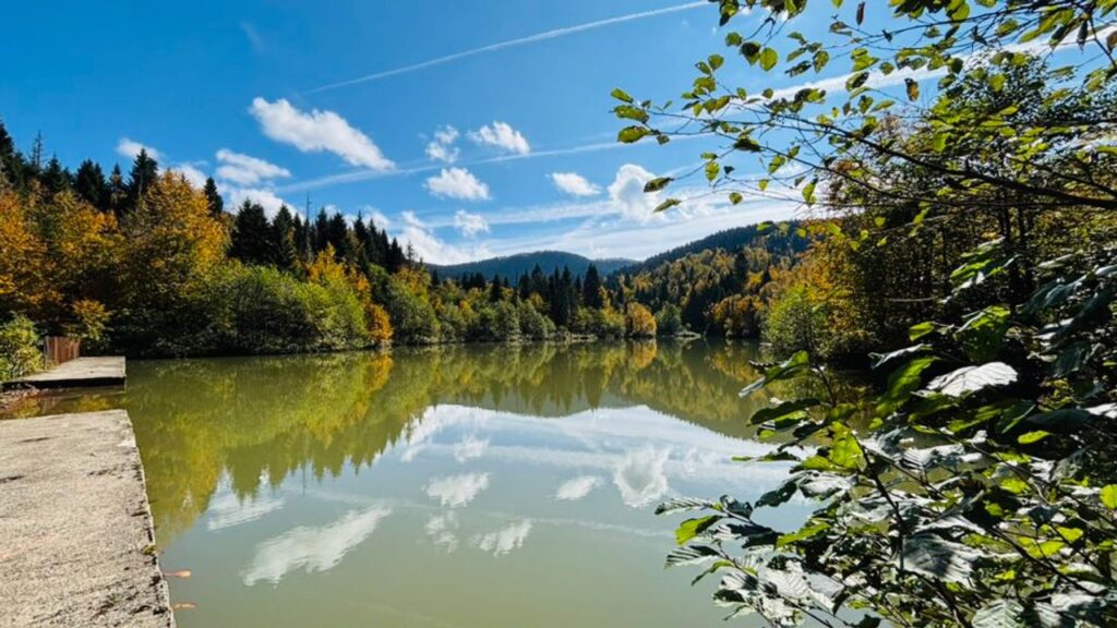 Sonbahar manzarasıyla Taşlıyatak Göleti büyülüyor! – Birlik Haber Ajansı