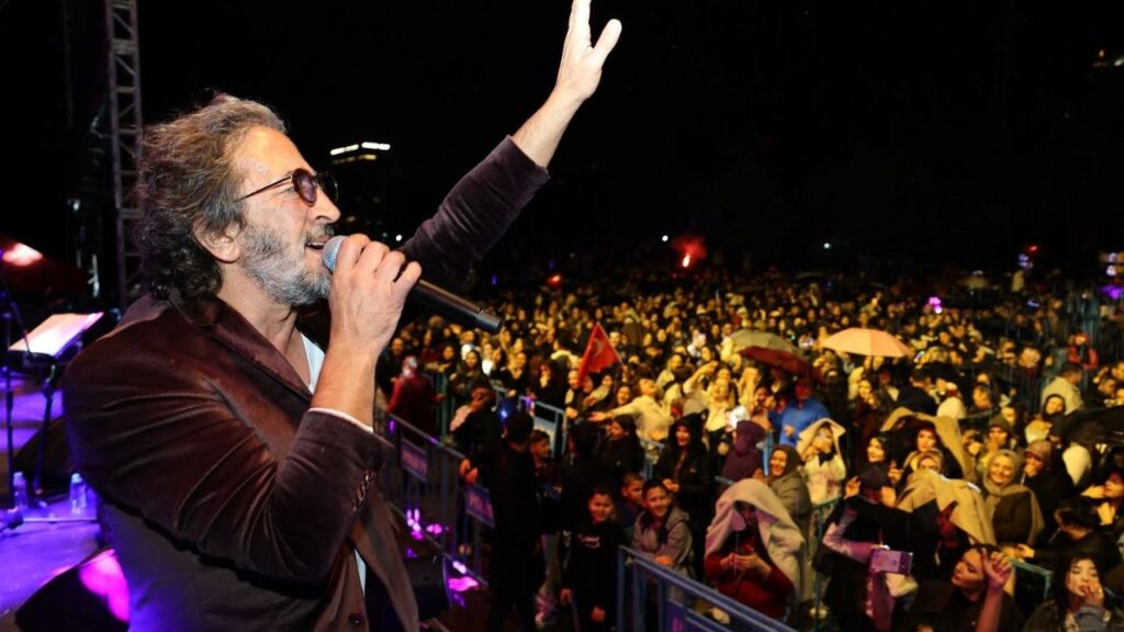 Yağmur yağdı, coşku dinmedi: Fettah Can sahnedeydi – Birlik Haber Ajansı