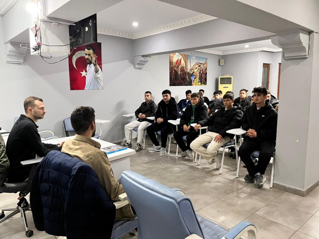 Ülkü Ocakları’ndan Öğrencilere İnşaat Mühendisliği Tanıtım Semineri