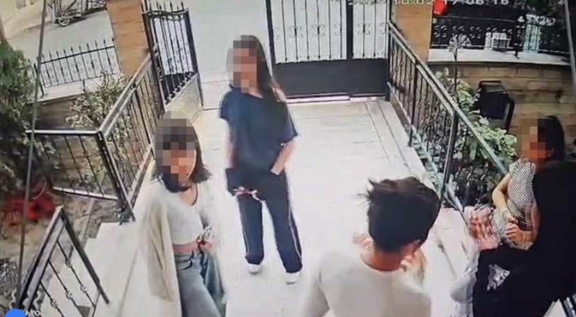 Bıçaklı 5 kız kapıya dayandı! Akran zorbalığı kamerada