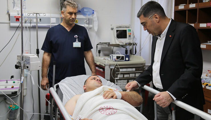 Nöbetteki polis memuru kolundan bıçaklandı