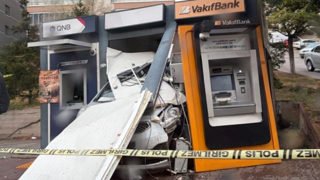 Ankara’da kaygan yolda kaza: Otomobil ATM’ye girdi – Birlik Haber Ajansı