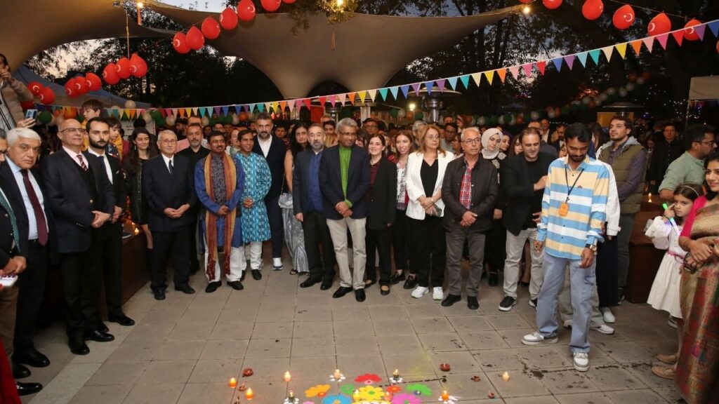 Divali coşkusu Gençlik Parkı’nda yaşandı – Birlik Haber Ajansı