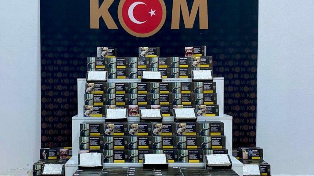 Kars’ta 36 plakalı bir yolcu otobüsünün bagajında 100 bin adet kaçak makaron ele geçirildi – Birlik Haber Ajansı