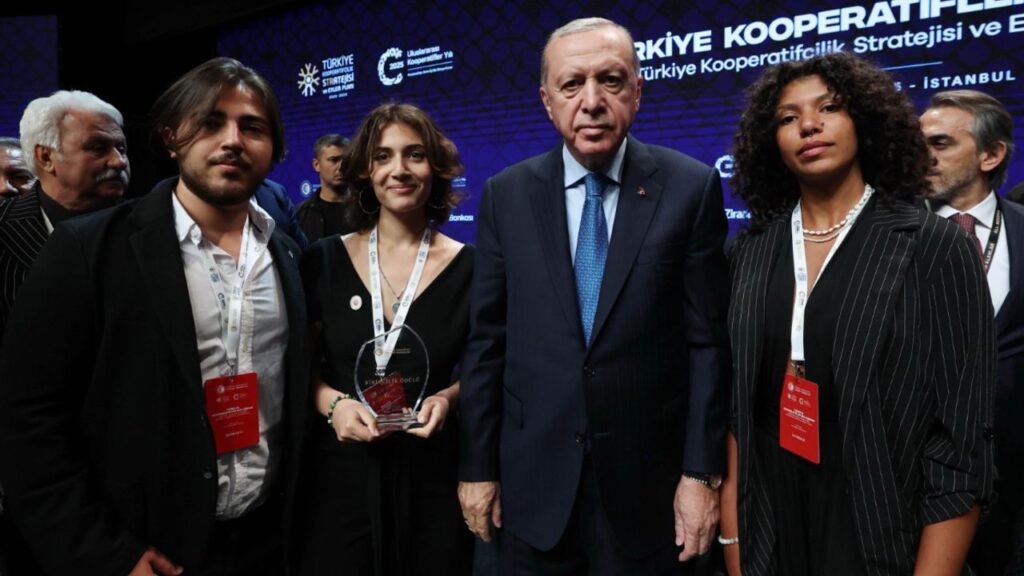 SDÜ’lü öğrencilerin kısa filmine birincilik ödülü – Birlik Haber Ajansı