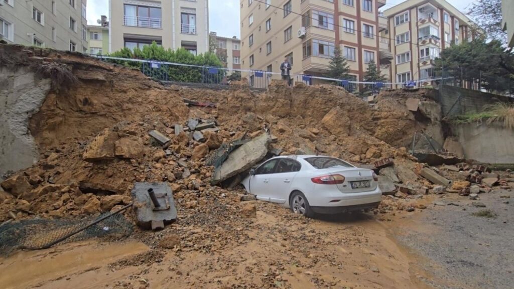 İstanbul istinat duvarı park halindeki araçların üzerine çöktü – Birlik Haber Ajansı