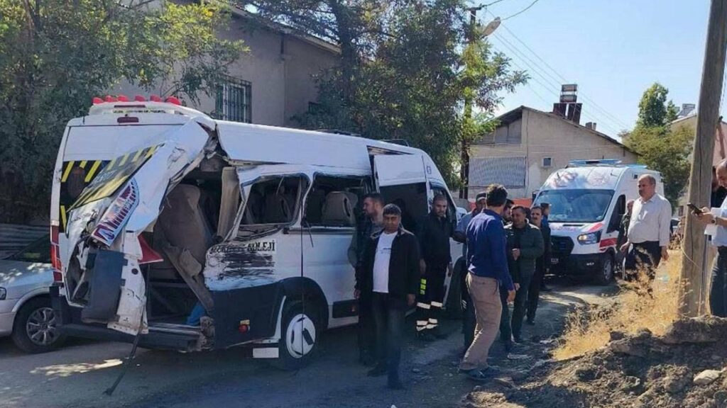 Muş’ta yolcu treni okul servisine çarptı: 17 öğrenci yaralandı – Birlik Haber Ajansı