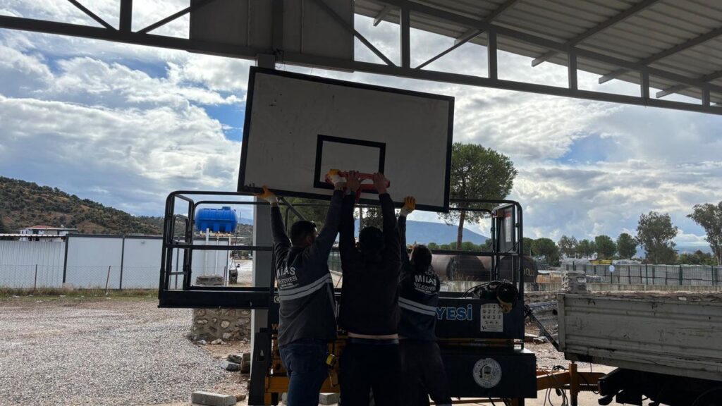 Milas Belediyesi basketbol potalarının kurulumlarına başladı – Birlik Haber Ajansı