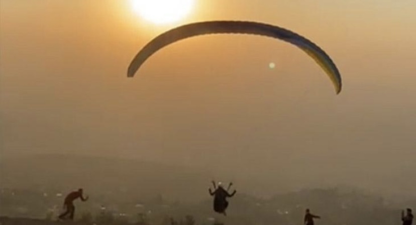 Gösteri sırasında kaza! Yamaç paraşütçüsü kalkışta kayaya çarptı