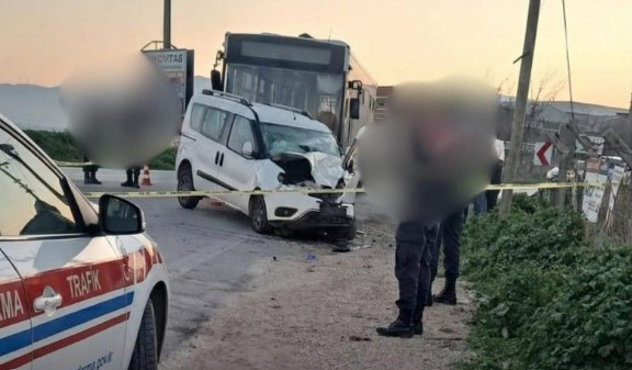 İzmir’de otobüs ile ticari araç çarpıştı: 1 ölü, 2 yaralı