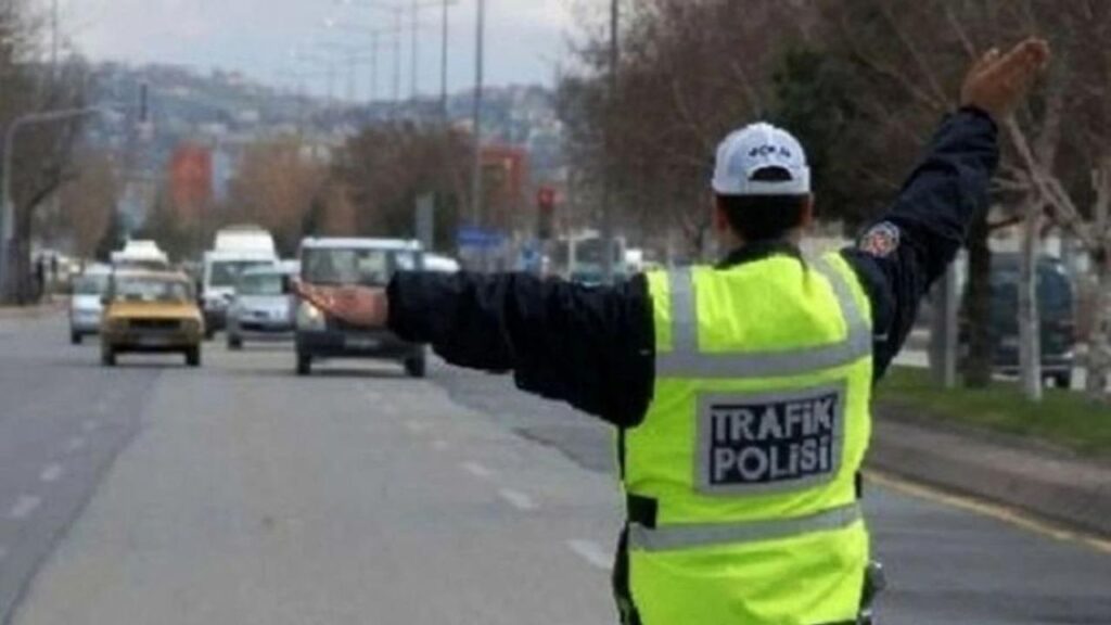 Amasya’da ‘dur’ ihtarına uymayan motosikletli çocuk polise çarptı – Birlik Haber Ajansı