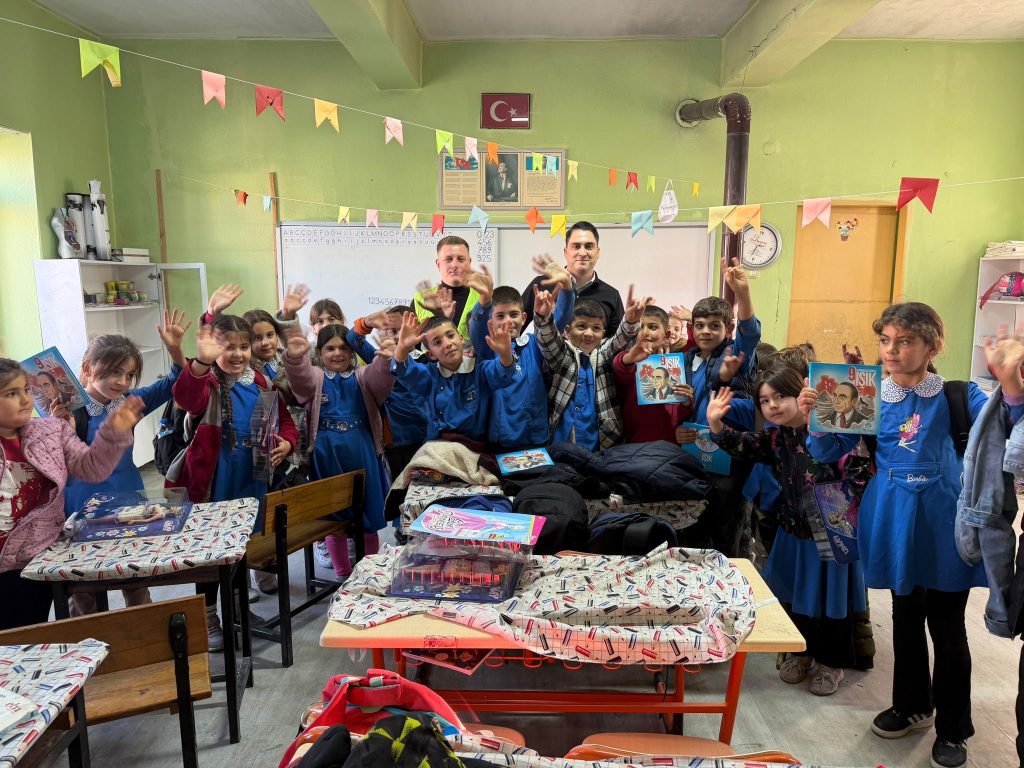 Ülkü Ocakları İzmir İl Başkanlığı’ndan Kınık Bağalan Köyü İlkokulu’na Kapsamlı Eğitim Desteği