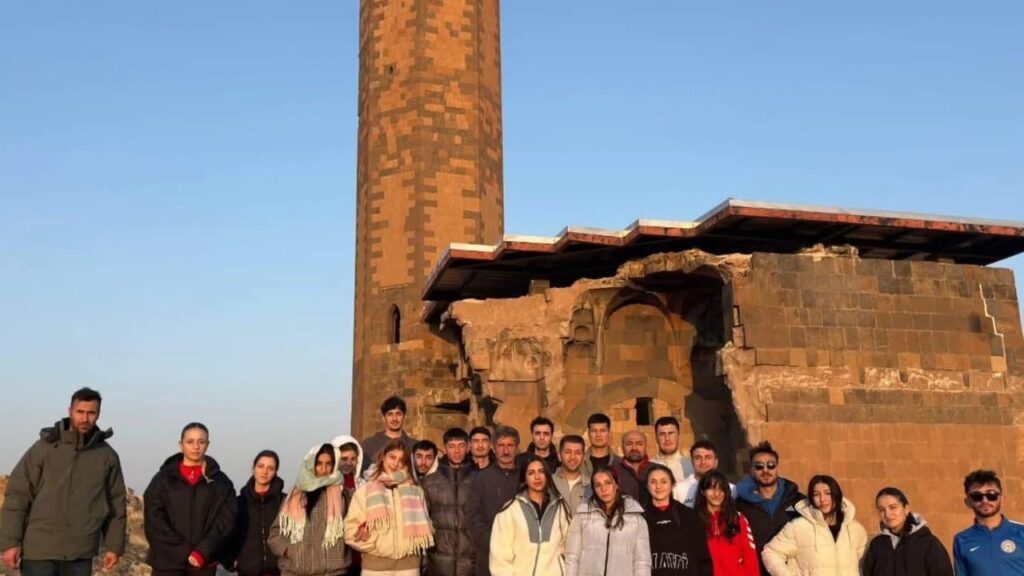 Misafir sporculara Gazi Kars’ın tarihi mirası tanıtıldı – Birlik Haber Ajansı