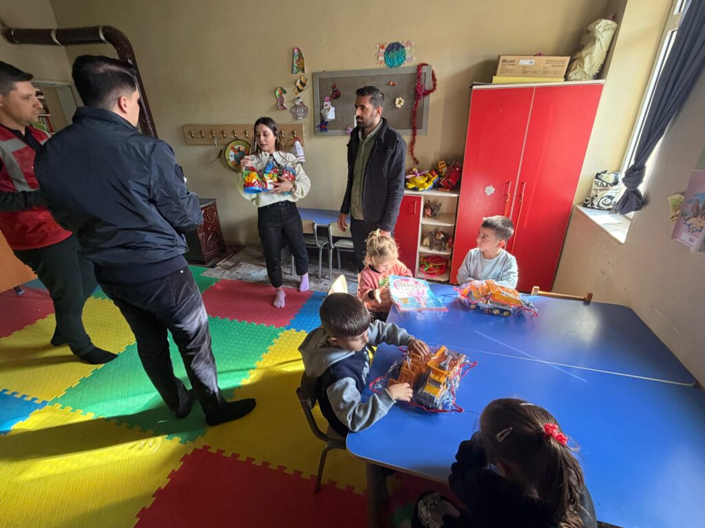 Ülkü Ocakları İzmir’den Bayındır Kızılkeçili İlkokulu’na Kapsamlı Eğitim Desteği