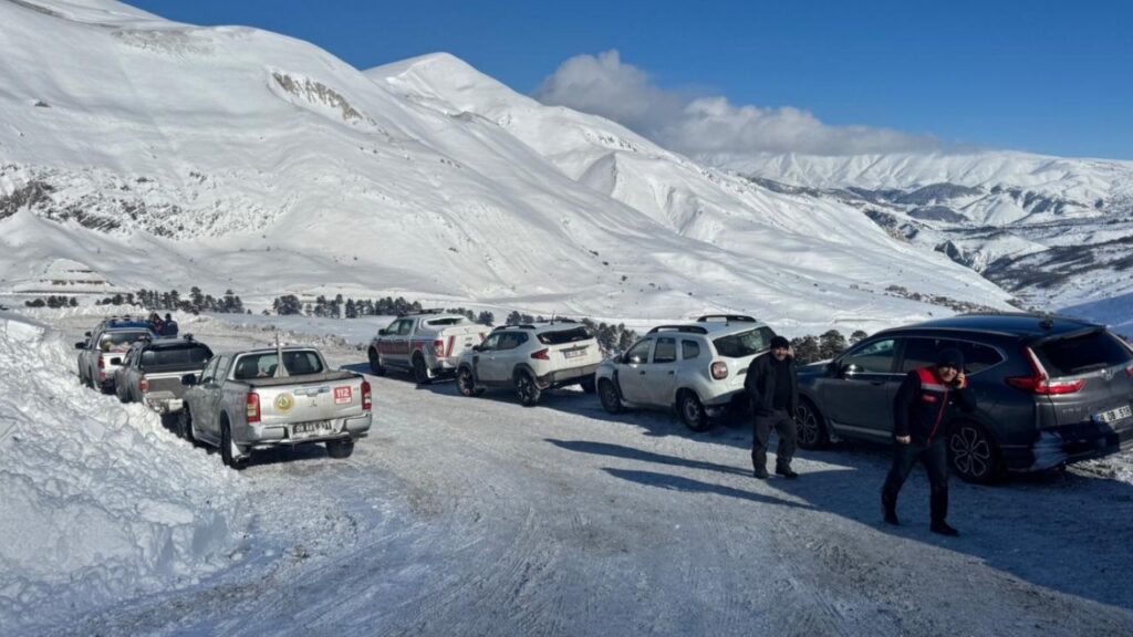 Artvin’de çığ altında kalan çoban 3 gündür aranıyor – Birlik Haber Ajansı