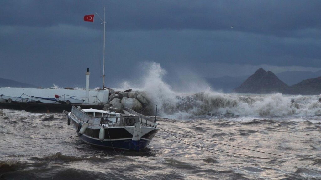 Kaş’ta şiddetli fırtına etkili oldu: Ağaçlar devrildi, okul çatısı zarar gördü – Birlik Haber Ajansı