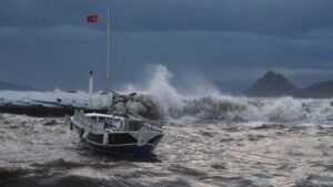 Kaş’ta şiddetli fırtına etkili oldu: Ağaçlar devrildi, okul çatısı zarar gördü – Birlik Haber Ajansı