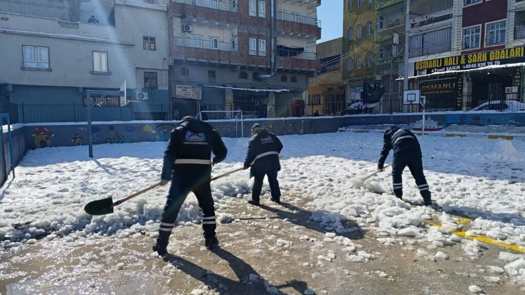 Eyyübiye okulları kar ve buzdan temizleniyor – Birlik Haber Ajansı