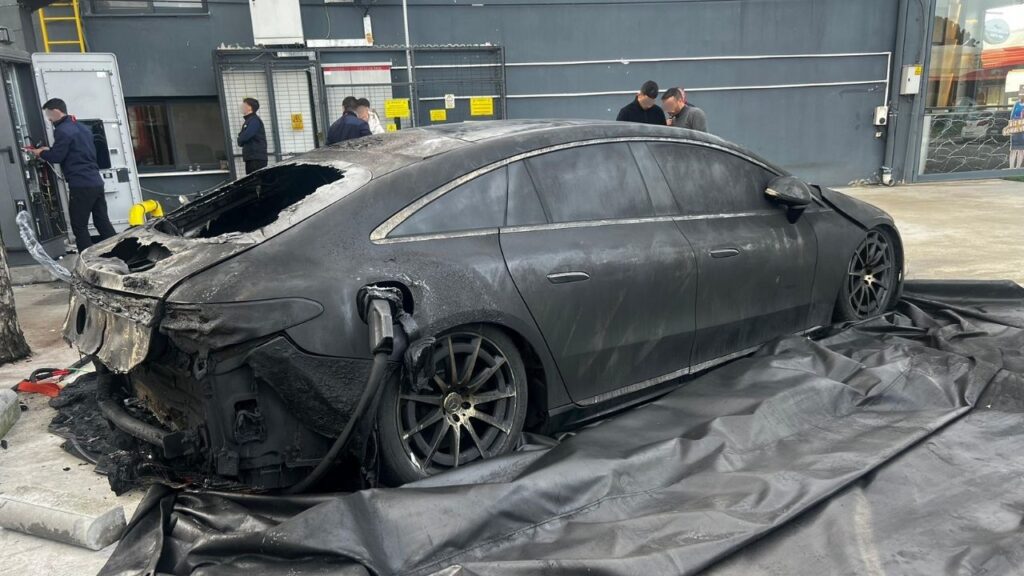 Lüks otomobil şarj istasyonunda alev aldı – Birlik Haber Ajansı