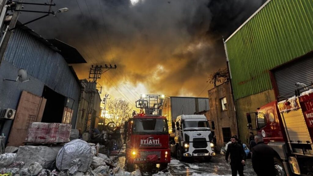 Mersin’de geri dönüşüm tesisinde yangın paniği – Birlik Haber Ajansı