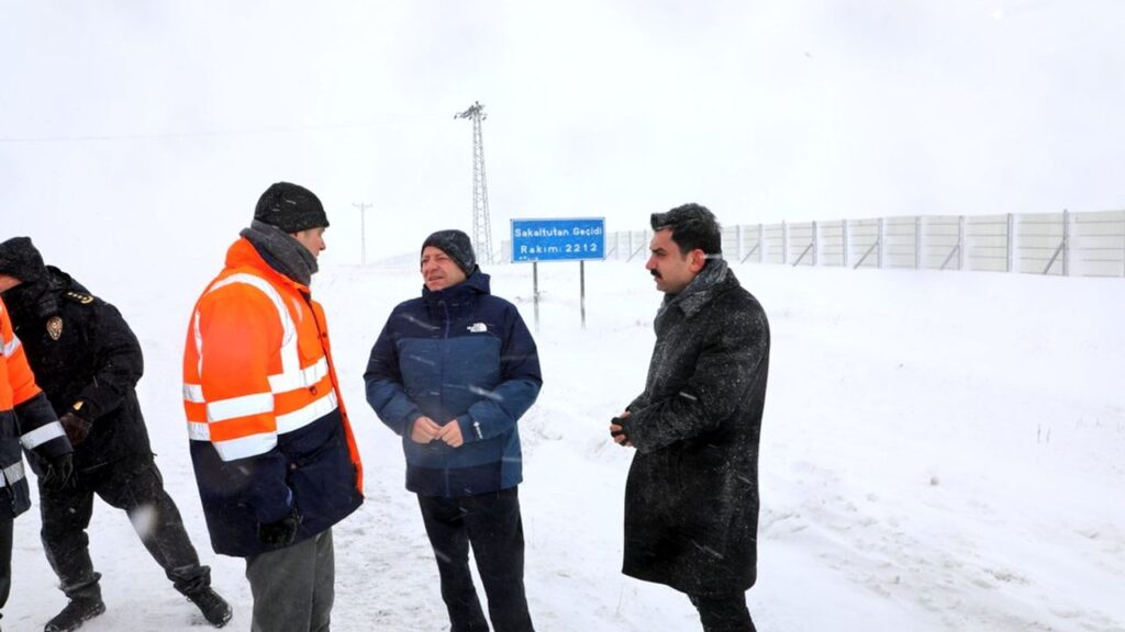 Vali Polat, Sakaltutan Geçidi’nde karla mücadele çalışmalarını inceledi – Birlik Haber Ajansı
