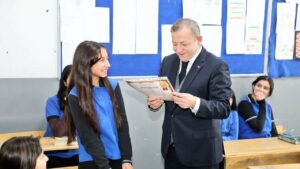 Kars’ta binlerce öğrenci karne sevinci yaşadı; Vali Polat’tan “kitap okuyun” tavsiyesi – Birlik Haber Ajansı