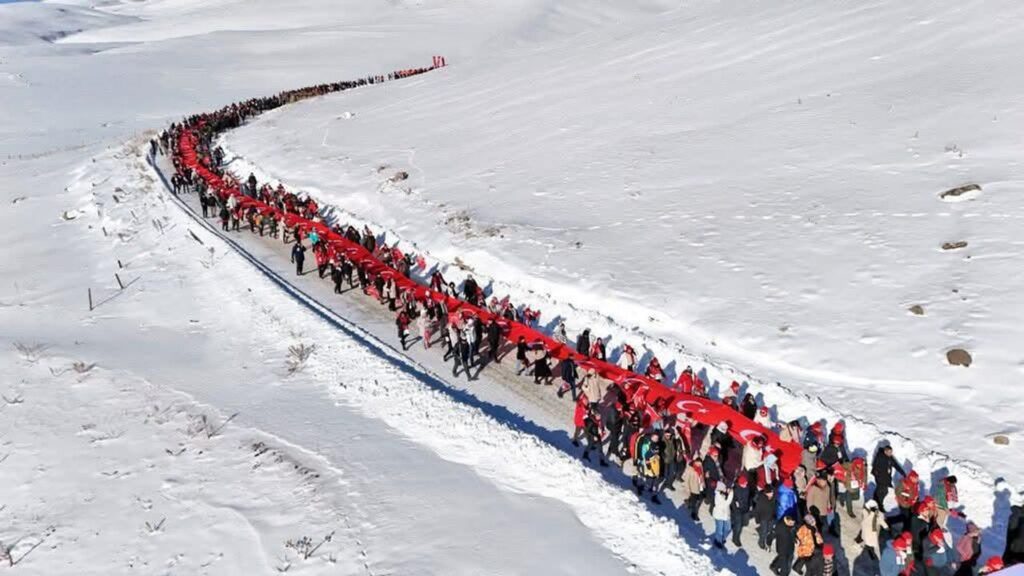 Sarıkamış Şehitlerini Anma Yürüyüşü’nde eksi 20 derecede tek yürek olundu – Birlik Haber Ajansı
