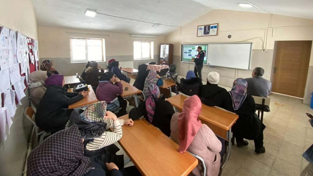 Akyaka’da “En İyi Narkotik Polisi Anne” projesi kapsamında eğitim düzenlendi – Birlik Haber Ajansı