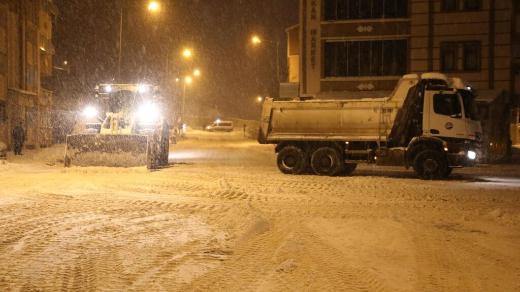 Kars Belediye Başkanı Senger, çalışmaları yerinde denetledi Kars’ta 7/24 kar seferberliği – Birlik Haber Ajansı