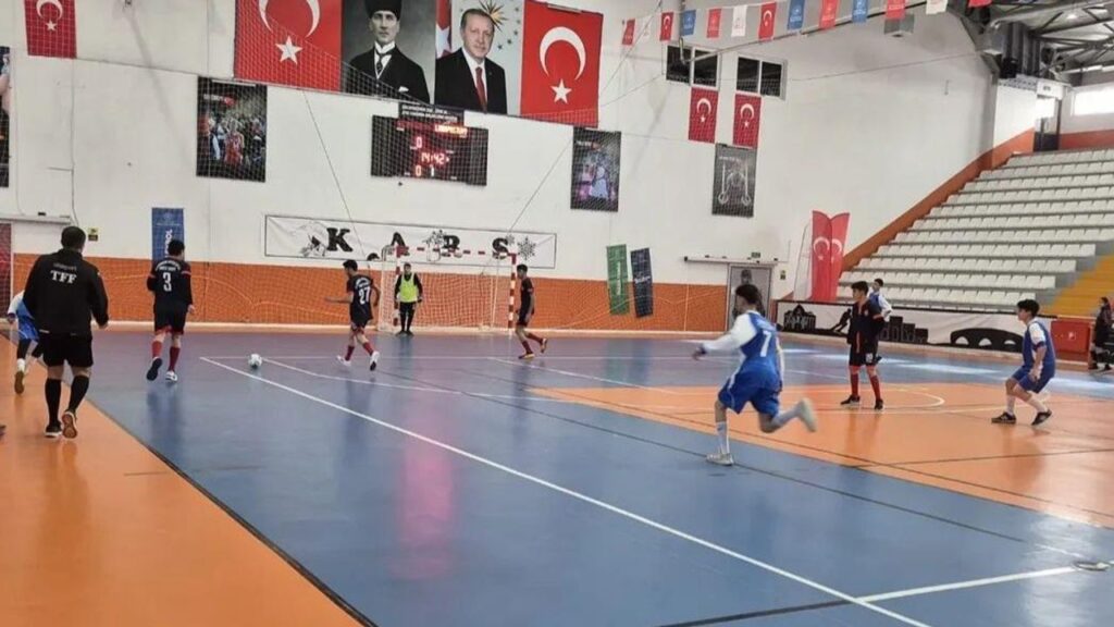 Kars’ta futsal rüzgarı: Gençler il birinciliği sona erdi – Birlik Haber Ajansı