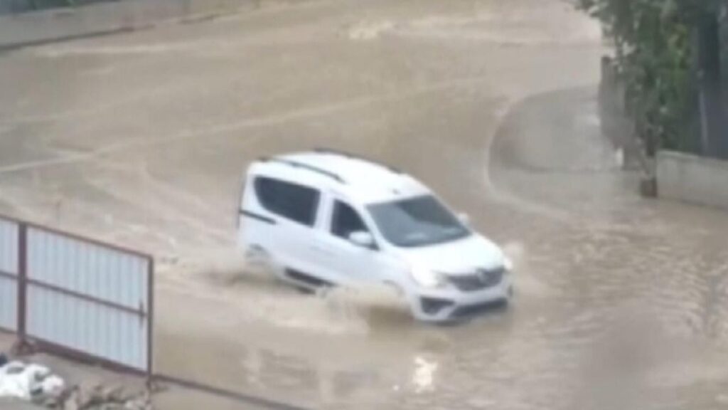 İzmir’de sağanak etkili oldu: Cadde ve sokaklarda su birikintileri oluştu – Birlik Haber Ajansı