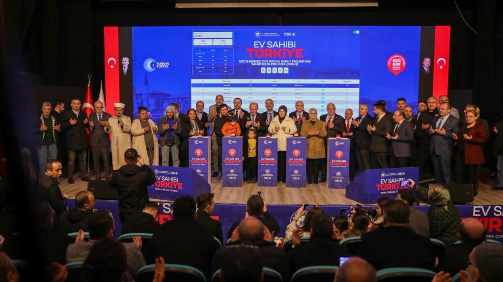 TOKİ’nin kura çekim heyecanı “salona sığmadı” – Birlik Haber Ajansı