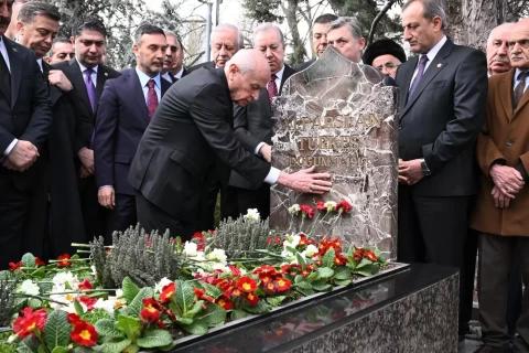 MHP Lideri Devlet Bahçeli, Başbuğ Alparslan Türkeş’i Kabri Başında Andı